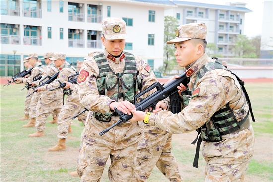 民兵教练员正在进行军事技能训练。