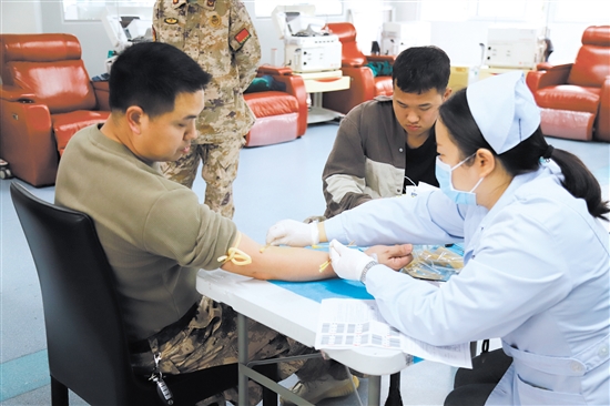 江门军分区官兵响应号召无偿献血。