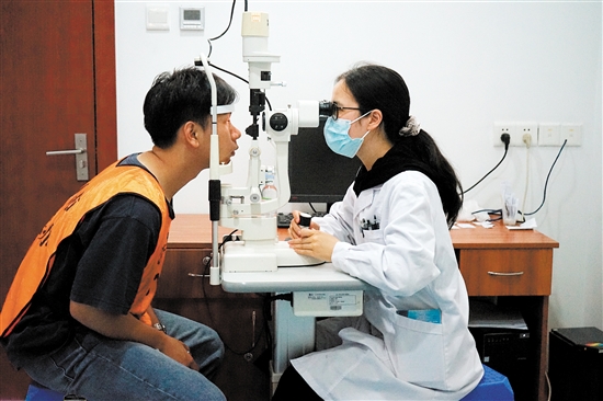 五邑中医院医务人员为应征青年检查眼部健康状况。