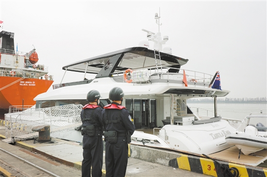 海星（江门）游艇制造有限公司制造的新造双体游艇顺利经新会口岸出境。
