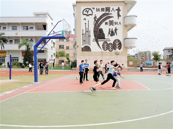 棠下镇中心小学，课间不少学生来到操场打篮球。