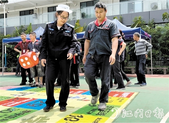 务工人员体验交通安全飞行棋游戏。