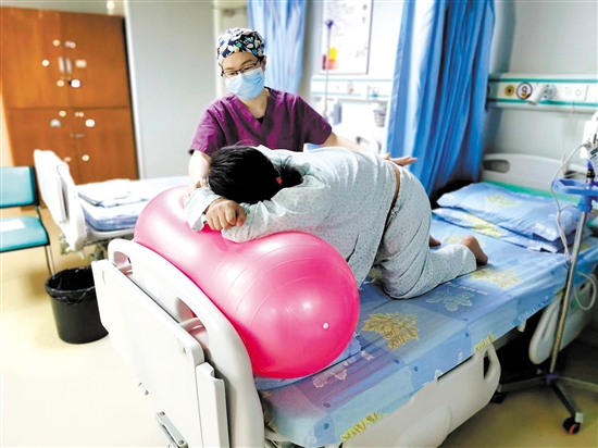 江门市妇幼保健院助产士帮助产妇纠正胎儿位置，促进自然分娩。