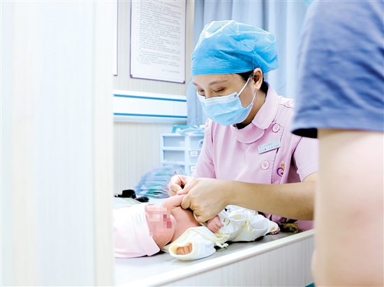 医护人员为新生儿接种卡介苗。