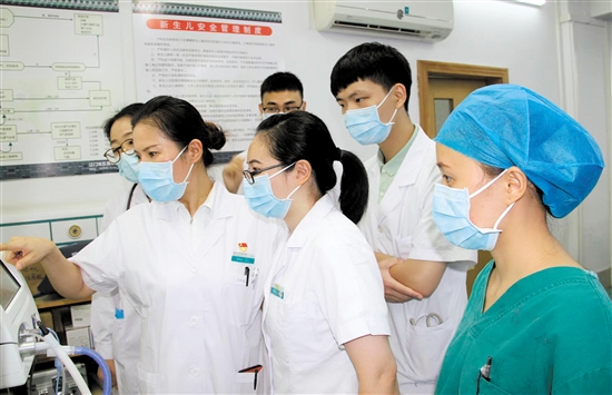 江门市五邑中医院儿科团队关注孩子们的健康。