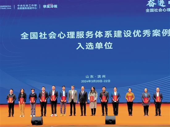 江门市第三人民医院党委书记梁先锋（左四）作为江门市代表上台领奖。