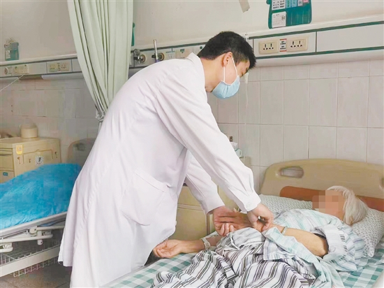 江门市五邑中医院脑病科医生在查房。