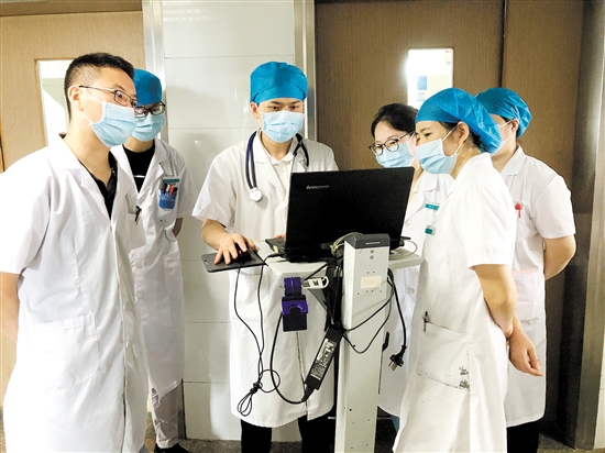 江门市五邑中医院血液病科医生团队在查房。