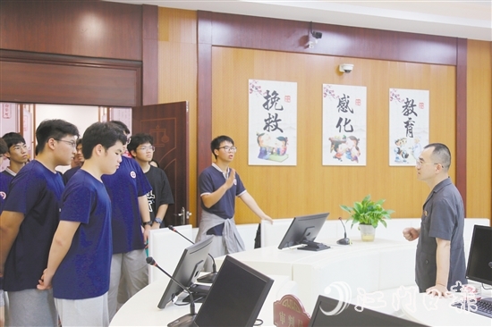 江海法院工作人员向学生讲解法律知识。