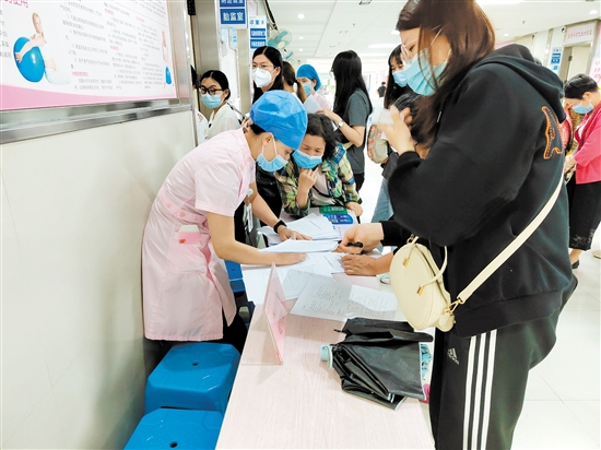 江门市第二人民医院为妇女提供“两癌”筛查服务。