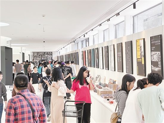 先锋书店把华南首店开进开平市塘口镇强亚村，打造田野边的“精神粮仓”。