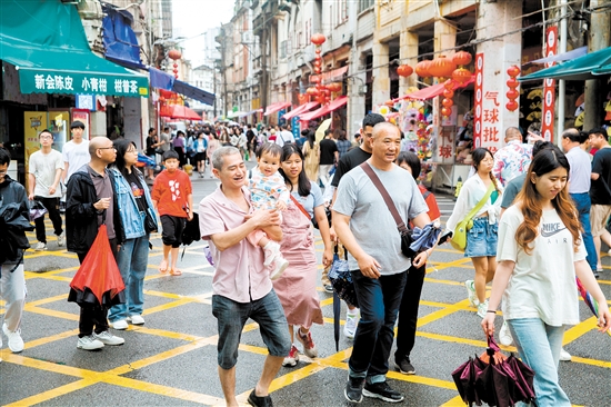 市民游客漫步在长堤历史文化街区，体验历史文化和特色业态。