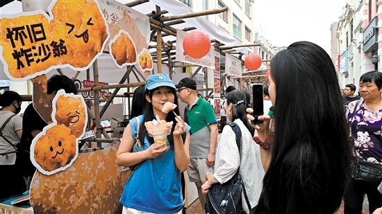 非遗展示及销售摊位前，参观、驻足选购的市民游客络绎不绝。