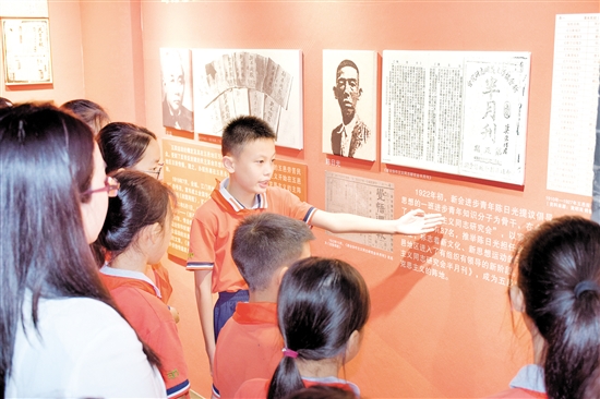 滘头小学红色小小讲解员重温英雄事迹，传承红色精神。