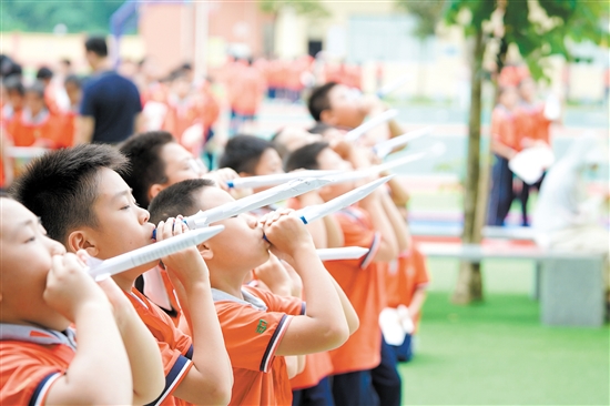 在棠下镇实验中心小学的科技节上，学生们进行“气动纸火箭”竞赛。