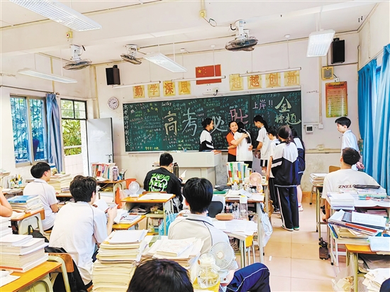 高考“最后一课”在开平市各学校高三年级的教室里生动上演。