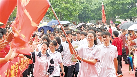 恩平黄冈实验中学举行2024届高考出征仪式，为考生送上满满的祝福。