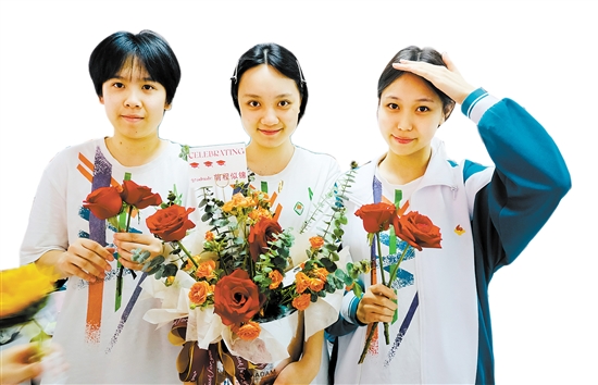 省实江门学校的考生们收到花束，上面附有“前程似锦”等祝福语。