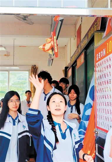 学校为考生举行高“粽”仪式，考生向上跃起，与粽子“亲密接触”。