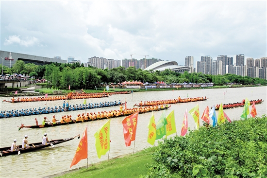 蓬江区棠下镇龙舟竞渡在天沙河滨江新区河段举行。江门日报记者