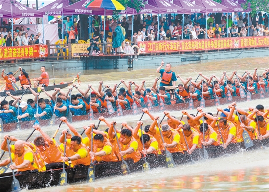 广东省第六届传统龙舟“大有杯”争霸赛在新会区大泽镇龙舟文化公园举行。杨美芳