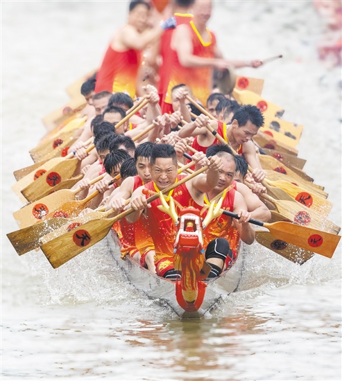 江海区礼乐各坊龙舟为了在竞渡时发挥到极致，在端午节前训练时也是竭尽全力。江门日报记者