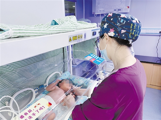 医护人员为黄疸宝宝进行蓝光照射治疗。
