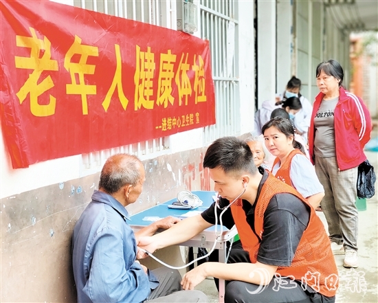 来到广西天等县，作为帮扶医疗队的一员，梁永平深入乡村为老年人提供义检服务。