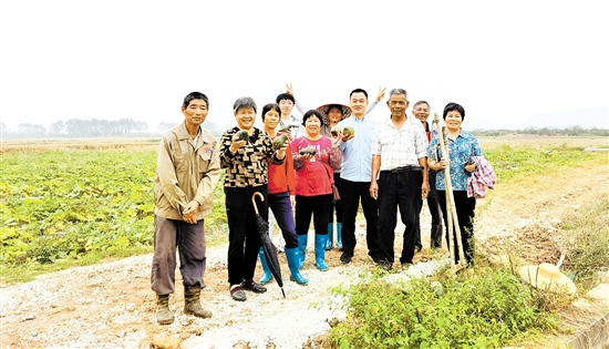 深井镇河西村驻村第一书记王正根（右四）做好牵线搭桥，帮助村民售卖农产品。