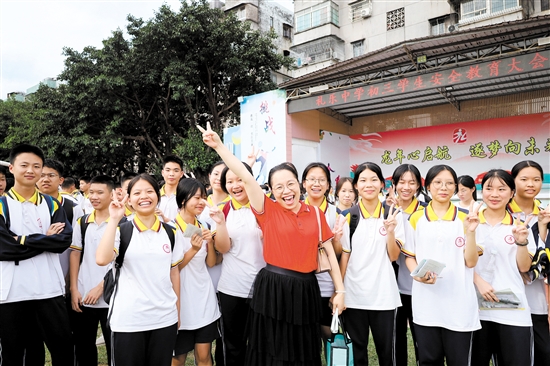 考试结束，礼乐中学考生和老师一起开心合影。