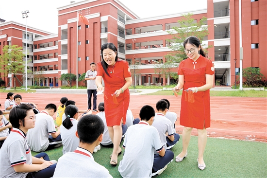 紫茶中学校长张又红为学生们赠送专属书签。