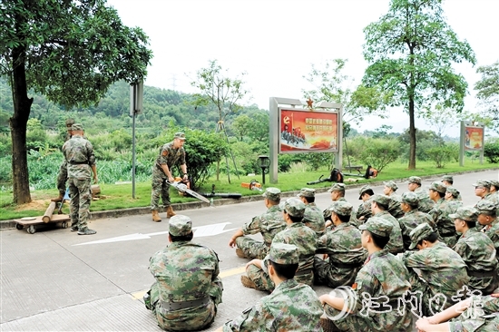 开平市人武部组织“周文雍陈铁军民兵连”开展为期七天的军事训练。