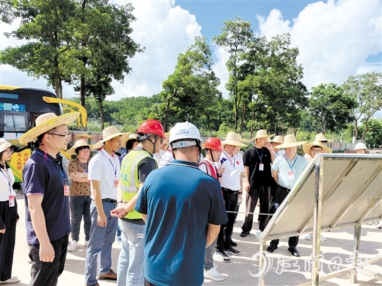 人大代表们视察江门水都产业园建设现场，听取有关介绍。