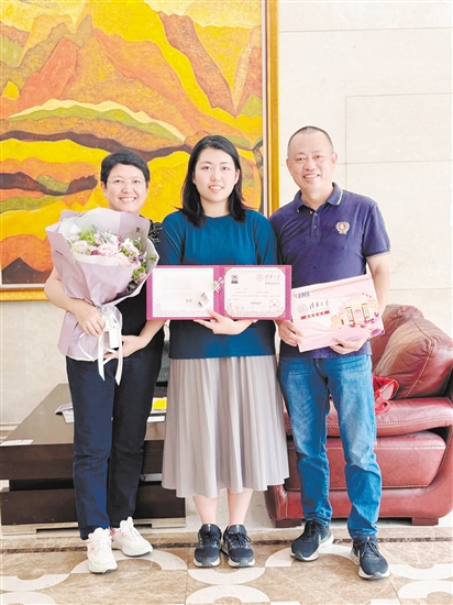 昨日上午9点半，2024年江门首封清华大学录取通知书送到江门广雅学校学生张悦的手上。一家人开心合影留念。
