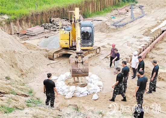 开平市开展水利工程应急抢险演练，以“实兵演练+实操培训”相结合的方式进行。