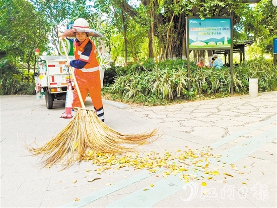 7月23日，环卫工人容金星认真清扫，尽最大努力保证路面干净整洁。