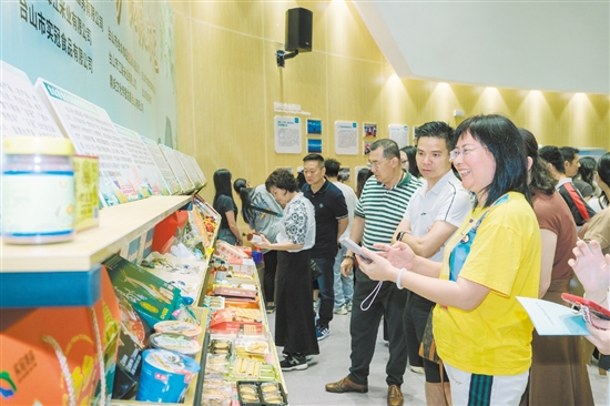 台山市在大广海湾青创智谷举办“双百行动”农村电商技能提升培训暨人才供需对接会，搭建人才交流平台。