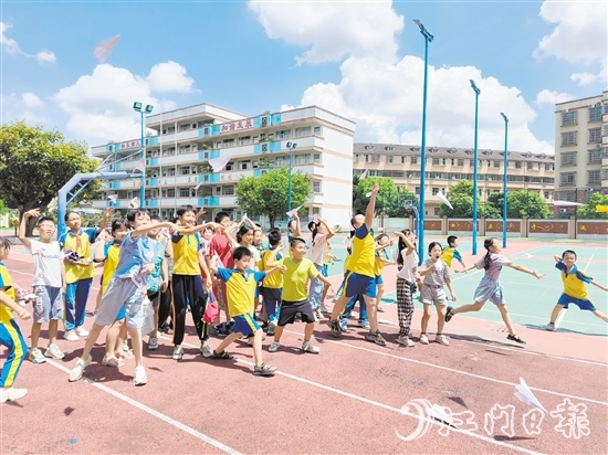 广州新华学院大学生为桃源镇桃源小学的孩子们带来丰富有趣的“乡村学校少年宫”活动，助力孩子们健康成长。