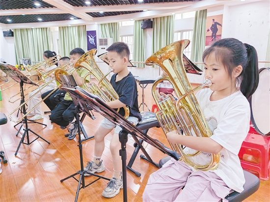 学生在教师的指导下，认真练习管乐演奏。