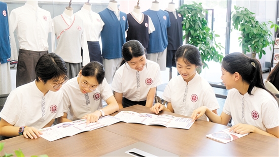 五位女生正在交流。