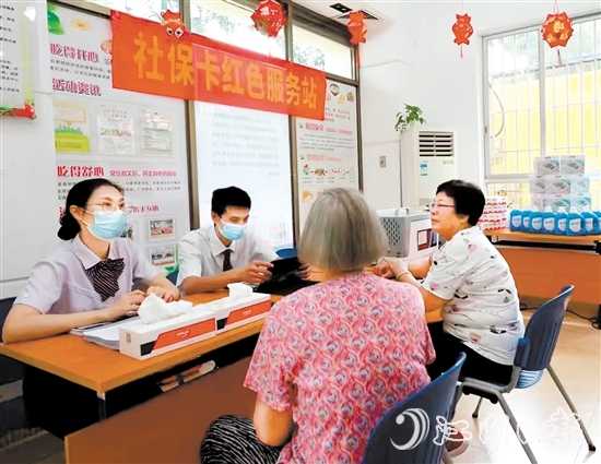 江门农商银行派员进驻“社保卡红色服务站”，为老年客户提供服务。