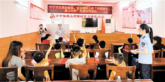 活动中，孩子们踊跃回答问题。