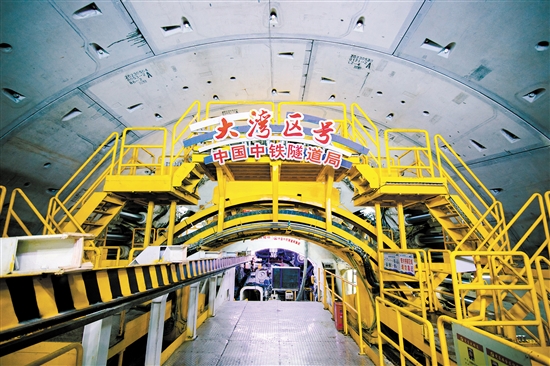 超大直径盾构机“大湾区号”率先完成了全部1468环的掘进任务。