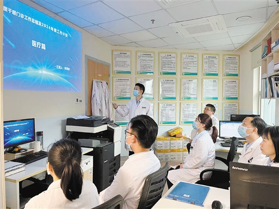 青年医生们在交流学习。