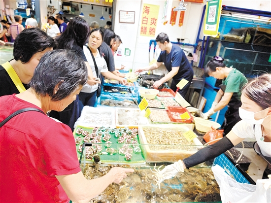 开渔后，市民纷纷闻“鲜”而来。
