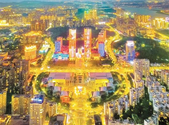 环五邑华侨广场商圈夜色璀璨，这个商圈区域范围约110万平方米，包括江门万达广场、江门大融城、中天新地广场等多个大型商业综合体，集购物、餐饮、住宿、休闲、娱乐等多元文旅业态于一体，年均人流量约3000万人次，区域内零售、餐饮类经营主体约1000家，月均营业收入约1.8亿元。