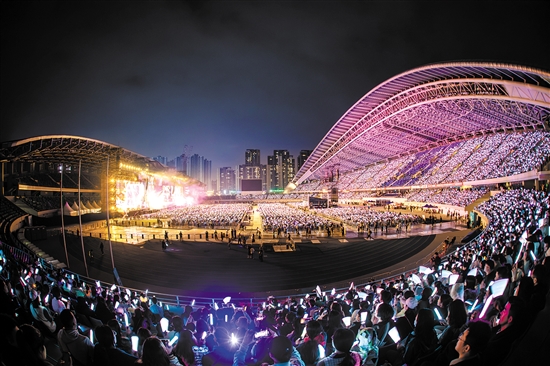 在滨江体育中心，张学友、许冠杰、谭咏麟、张韶涵、杨千嬅等歌星曾在此举行演唱会。世界排球联赛（广东·江门站）、东京奥运会亚洲男排资格赛、第22届亚洲U20女子排球锦标赛等60多场国内外大型赛事在此举行，让江门文旅产业展现出新生机、新活力。