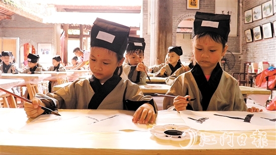 孩子们写下“人”字，开笔破蒙。