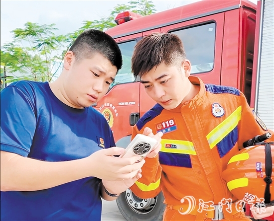 陈澎指导同事在新媒体平台进行消防宣传。