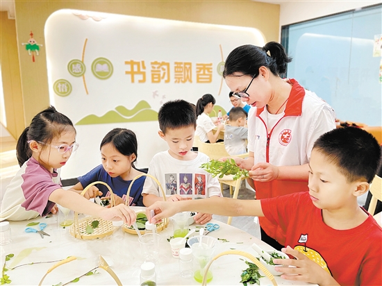 台山市台城街道金星社区党群服务中心开设“植物知多少”“提取叶绿素”等课程。